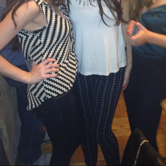 Embroidered Pattern Jeans - Picture 3 of 4